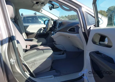 2017 Chrysler Pacifica Touring z USA, uszkodzony, nr VIN 2C4RC1DG3HR836169